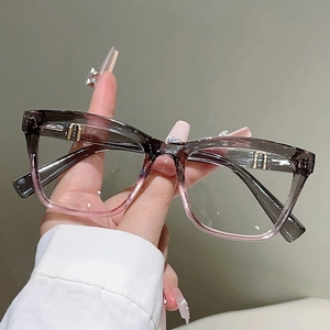 Makroaufnahme der grau-rosa quadratischen Brille mit goldenen Metallakzenten für Damen