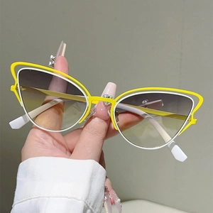 Gros plan sur des lunettes œil-de-chat bicolores jaune et blanc avec verres dégradés