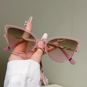 Détails des lunettes de soleil œil-de-chat roses avec monture ajourée et verres dégradés