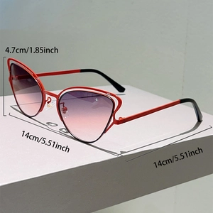 Détail de lunettes de soleil œil-de-chat punk avec monture rouge et verres dégradés