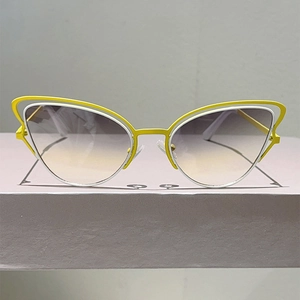 Lunettes de soleil œil de chat punk avec monture métal jaune et verres dégradés