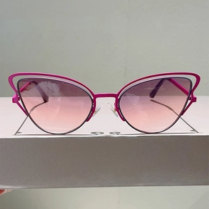Détails des lunettes de soleil œil-de-chat en métal et verres dégradés rose