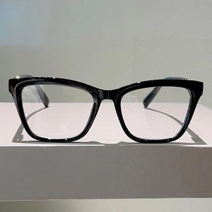 Schwarze quadratische Blaulichtfilter-Brille mit goldenen Metallakzenten am Bügel