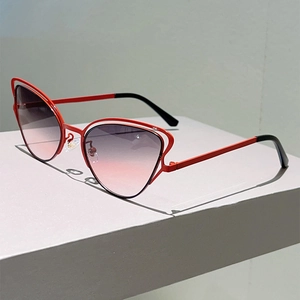 Lunettes de soleil œil de chat en métal rouge évidé avec verres dégradés punk