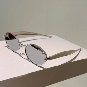 Lunettes de soleil ovales en métal argenté avec branches profilées et verres miroirs