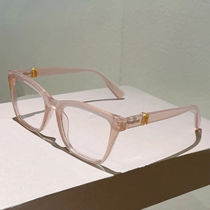 Detail der durchscheinenden rosa Fassung mit goldenen Metallakzenten an der Brille