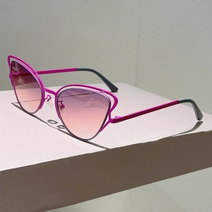 Détail des lunettes de soleil œil-de-chat en métal rose avec verres dégradés