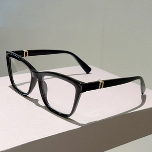 Detailansicht der schwarzen quadratischen Brille mit goldenen Metallscharnieren