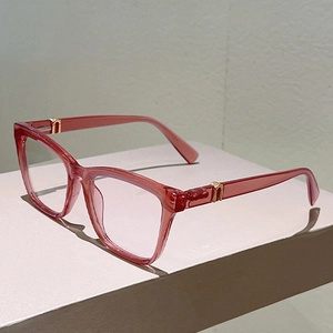 Detailansicht pinker quadratischer Brillenrahmen mit goldenen U-Metallakzenten