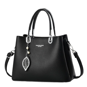 Sac à main en cuir noir avec texture litchi et élégant pendentif en perle et feuille