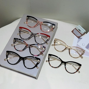 Sechs Cat-Eye-Brillenmodelle in verschiedenen Farben mit goldglänzenden Metallbügeln