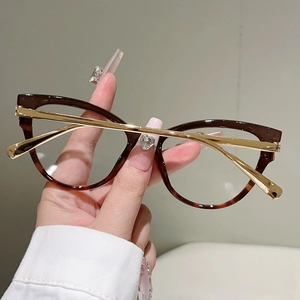 Nahaufnahme der Cat-Eye-Brille mit Schildpatt-Muster und eleganten goldenen Metallbügeln