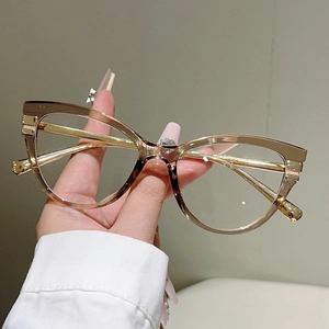 Detailansicht der Cat-Eye-Brille mit herzförmigem Strassstein auf dem Nasensteg