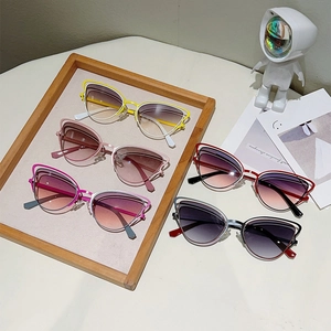 Lunettes de soleil œil de chat punk avec verres dégradés en cinq couleurs vives
