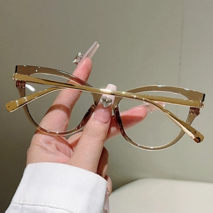 Detaillierte Nahaufnahme der Cat-Eye Brille mit goldmetallischem und braunem Verbundrahmen