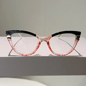 Detailansicht der Cat-Eye-Brille mit schwarzem Oberteil und orangefarbenem Blumenmuster