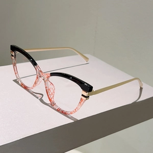 Detail einer Cat-Eye-Brille mit schwarz-strukturiertem Rahmen auf grauem Ständer