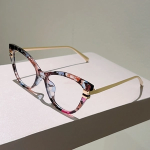 Detailansicht der Cat-Eye-Brille mit buntem Marmormuster und schmalen Goldmetallbügeln