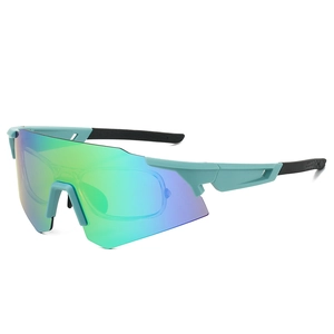 Détail des lunettes de cyclisme vert menthe avec verres à effet miroir dégradé violet