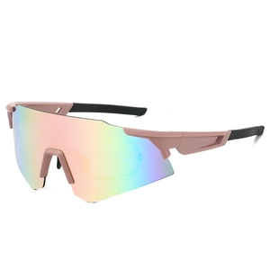 Détail de lunettes de cyclisme futuristes avec verre irisé et branches antidérapantes