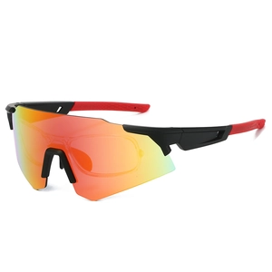 Détail de lunettes de soleil de sport avec verres dégradés et monture de vue interne