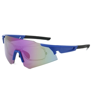 Détail de lunettes de soleil de sport bleues avec verres dégradés violets et embouts en caoutchouc