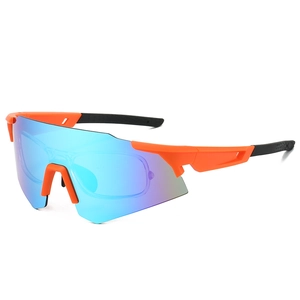 Détail des lunettes de sport orange avec verres dégradés bleus et monture PC