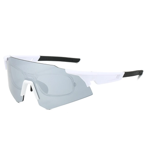 Détail de lunettes de cyclisme blanches avec grand verre gris et monture de myopie amovible