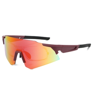 Détail des lunettes de cyclisme bordeaux avec verre miroir rouge-jaune et insert RX