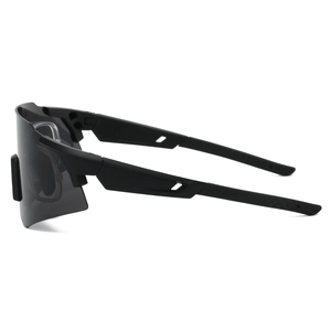 Détail de lunettes de soleil de sport noires avec monture optique et branches antidérapantes