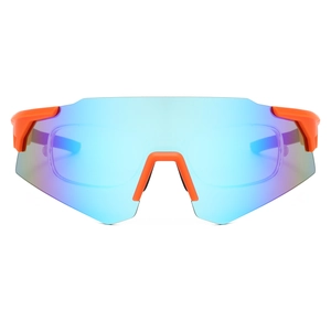 Détail de lunettes de cyclisme à miroir bleu avec plaquettes de nez ergonomiques en PC