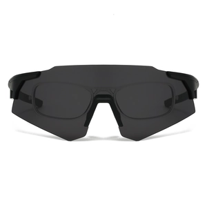 Vue de face des lunettes de soleil sport futuristes noires avec verre PC intégré