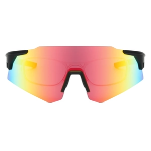 Gros plan de lunettes de soleil de sport avec verres dégradés rouge-orange-bleu