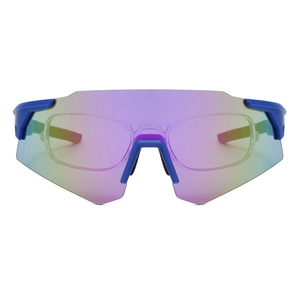 Détail de lunettes de sport avec verres dégradés violets et insert optique RX interne