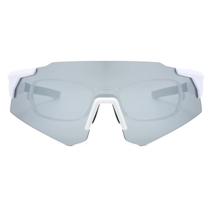 Détail de lunettes de soleil de sport aérodynamiques avec monture optique amovible pour myopes