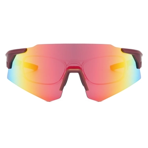 Gros plan de lunettes de sport futuristes avec verre dégradé rouge et monture ergonomique