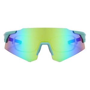 Détail de lunettes de cyclisme type bouclier avec verres dégradés colorés et monture bleue