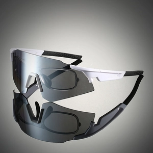 Détail de lunettes de soleil sport blanches avec verre gris et monture de vue interne