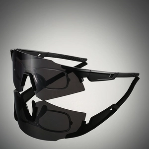 Détail de lunettes de sport avec monture intérieure amovible pour correction de la myopie
