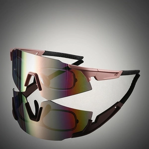 Détail de lunettes de cyclisme avec verre arc-en-ciel et insert optique amovible
