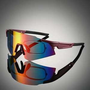 Détail du verre miroir dégradé et monture amovible pour myopie sur lunettes de sport