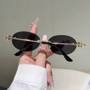 Détail des joints à billes dorés et des branches de ces lunettes ovales chic