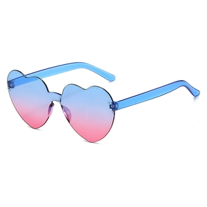 Détail de lunettes de soleil coeur sans monture avec verres dégradés bleu et rose