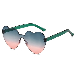 Détail de lunettes de soleil cœur sans monture avec verres dégradés bleu-rose et branches