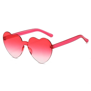 Détail de lunettes de soleil sans monture en forme de cœur rouge avec verres dégradés