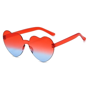 Détail de lunettes de soleil cœur sans monture avec verres dégradés rouge-bleu et branches