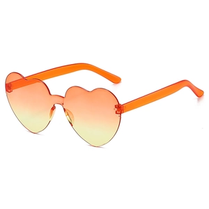 Détail de lunettes de soleil en forme de cœur avec dégradé orange et branches stylées