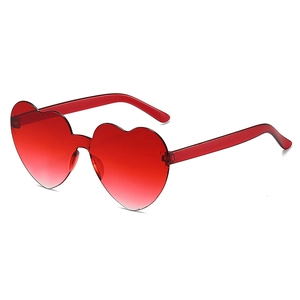 Vue détaillée de lunettes de soleil en forme de cœur rouge translucide sans monture