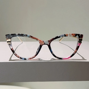Cat-Eye Blaulichtfilter Brille mit buntem Schildpatt-Rahmen und goldenen Bügeln