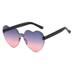 Détail de lunettes de soleil coeur sans monture avec verres dégradés violets